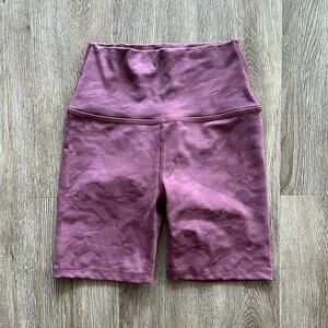 Beyond Yoga 7" Bike Shorts Dark Mauve Camo Size Small High Rise